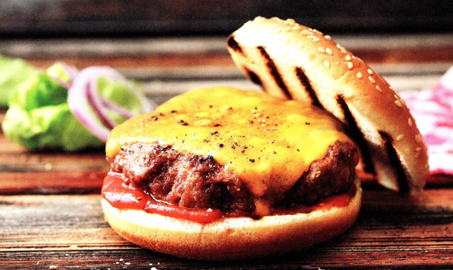 Klassisk cheeseburger med BBQ-krydderier