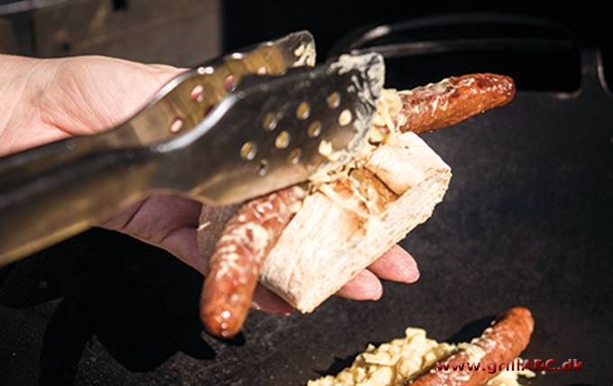 Hot Dog med dijon-sauerkraut og peberfrugtstrimler