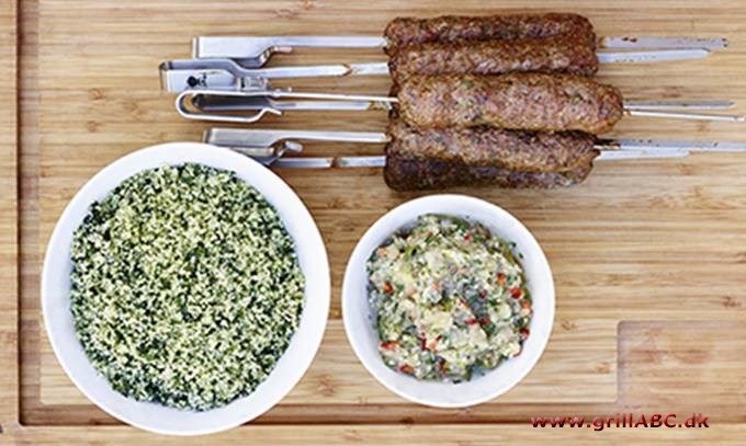 Lammekebab med auberginesalsa og tabouleh