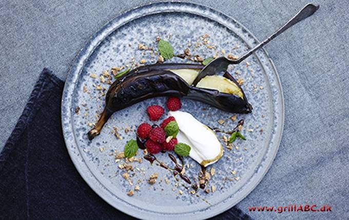 Banansplit grillet med vaniljeis