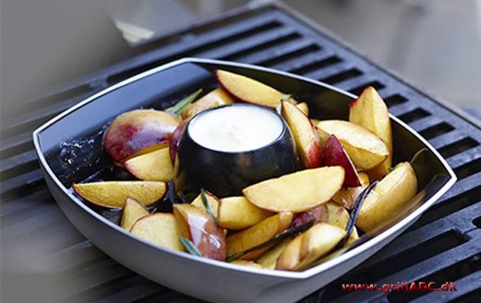 Nektariner grillede med rosmarin og hvid chokolade