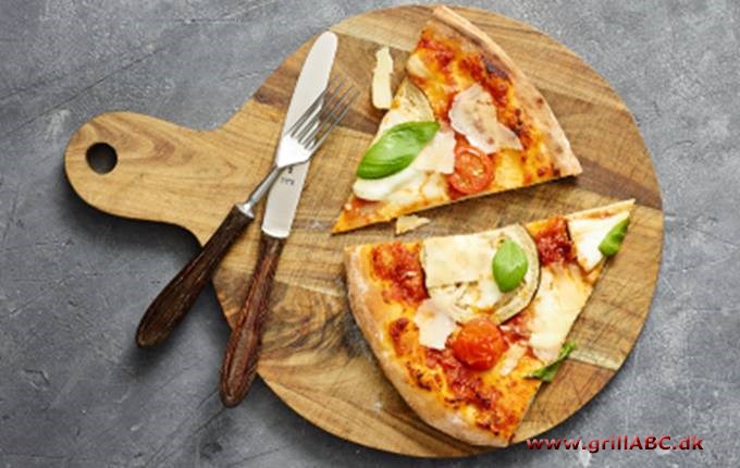 Pizza med aubergine og mozzarella