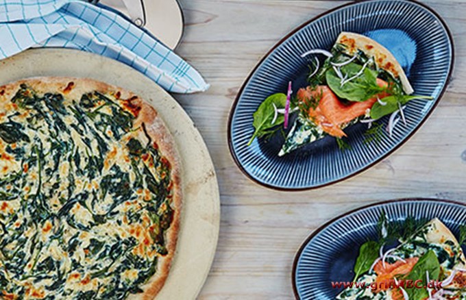Pizza med røget laks og spinatcreme