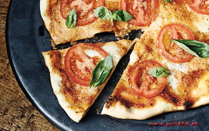Pizza med tomat og mozzarella