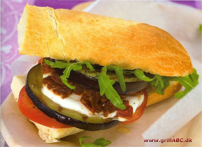 Sandwich med aubergine og mozzarella