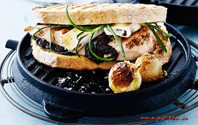 Sandwich med kyllingebryst, oliventapenade og brie