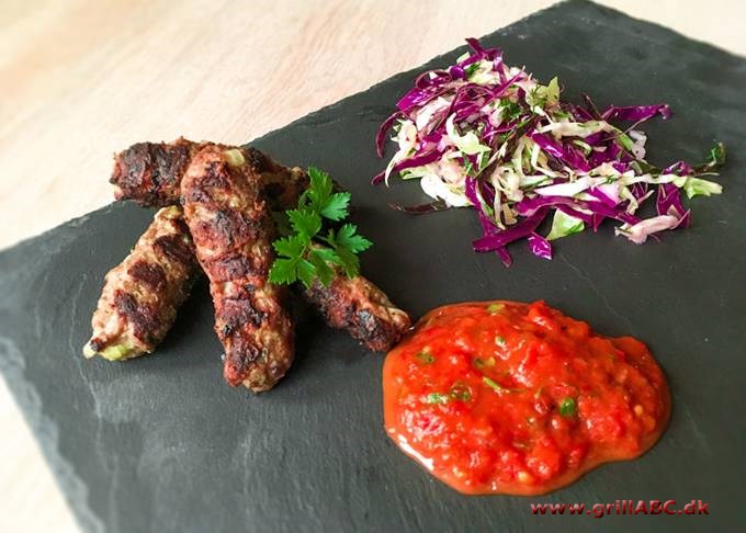 Baltisk mad med cevapcici, ajvar og spidskålssalat