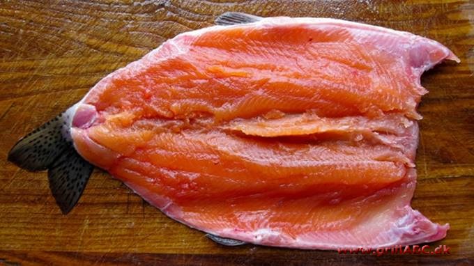 Grillet laks med fennikel, belugalinser og tapenade