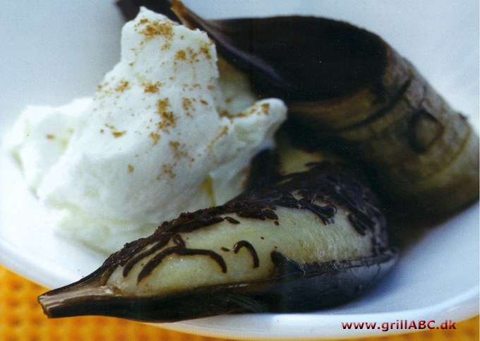 Grillede bananer med chokolade og rom