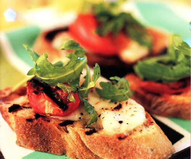 Ciabatta-pizzaer med tomater, mozzarella og rucola