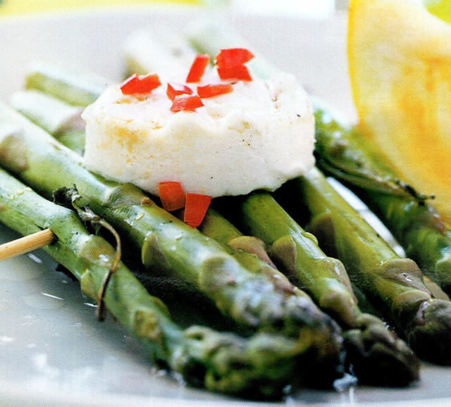 Grønne asparges med gedeost og salvie