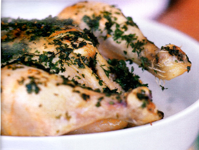 Hel grillet kylling med basilikum kartoffelsalat