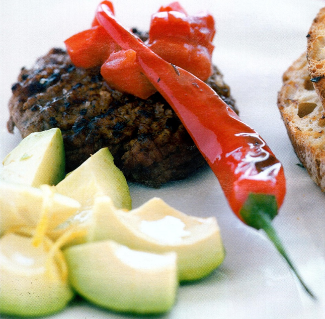 Hot burger med chilisalsa og grov guacamole