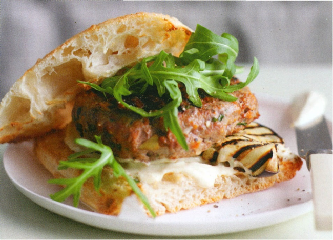 Okseburger med grillet aubergine og rucola