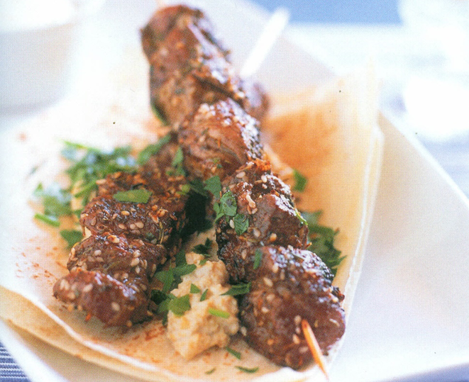 Zaatar-krydret kebab med hummus