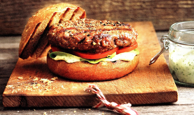 Burger med karljohansvampe, tomater og pesto-mayonnaise