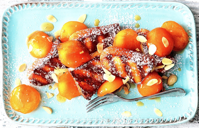 Grillede abrikoser med sandkage og mandelflager – brug grillABC.dk