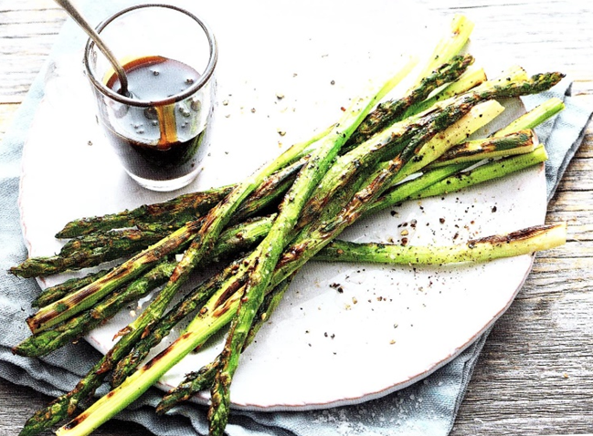 Grillede grønne asparges med balsamico – brug grillABC.dk