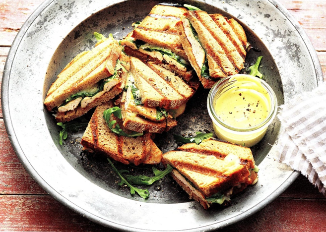 Grillede panini med kylling, ost og rucola – med grillABC.dk