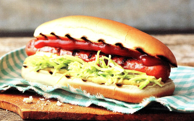 Hotdogs med mayonnaise-hvidkålssalat
