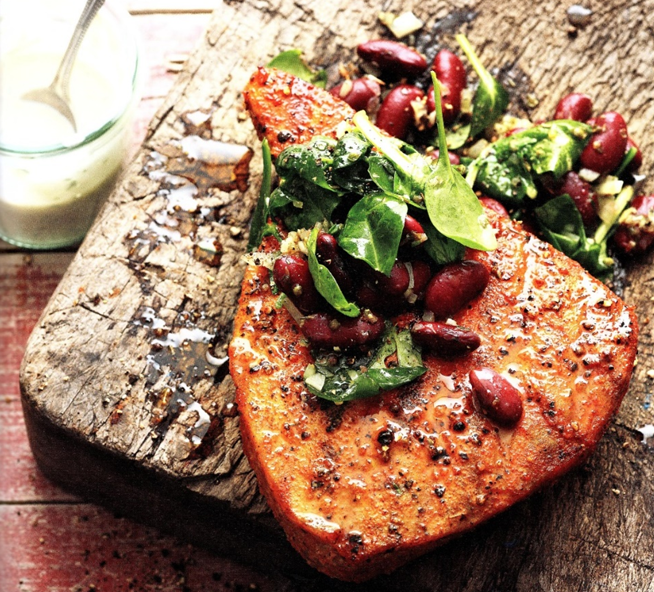 Karrykrydret tunfisk med lun spinat-bønnesalat – grillABC.dk