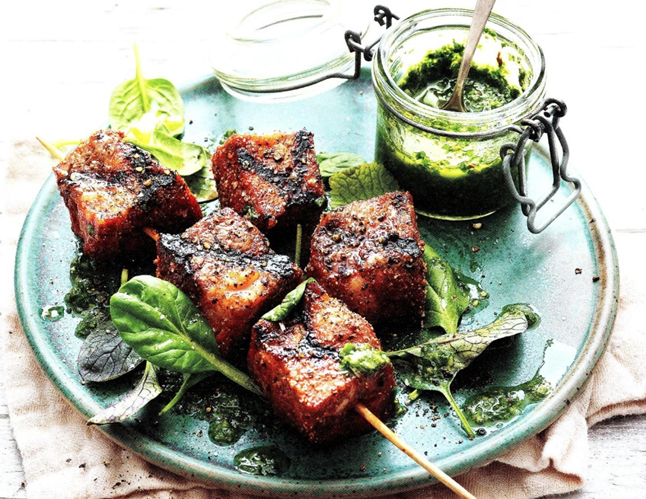 Krydret ribeye-steak på spid med salsa verde