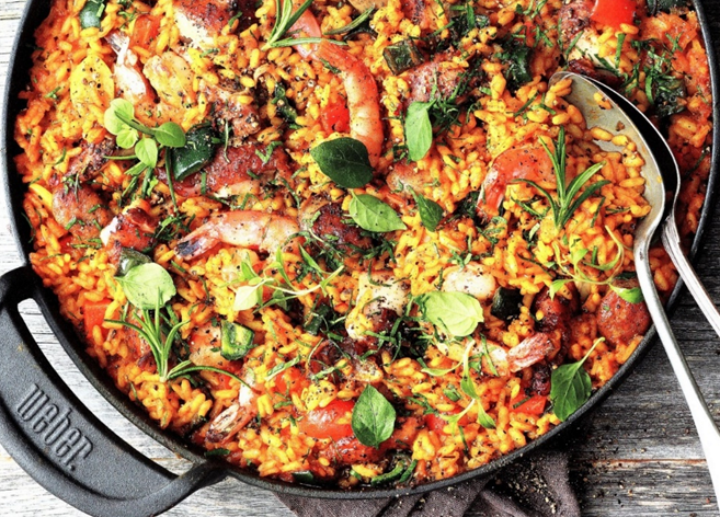 Paella med kylling, pølse og rejer – grill med grillABC.dk