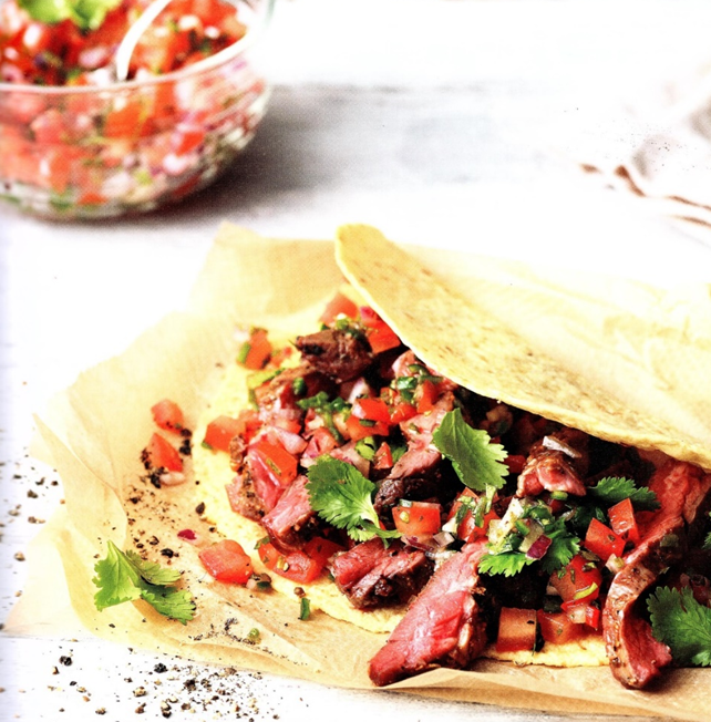 Pebrede steak-tortillas med pico de gallo