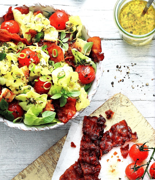 Salat med ristet bacon og grillede tomater – grillABC.dk