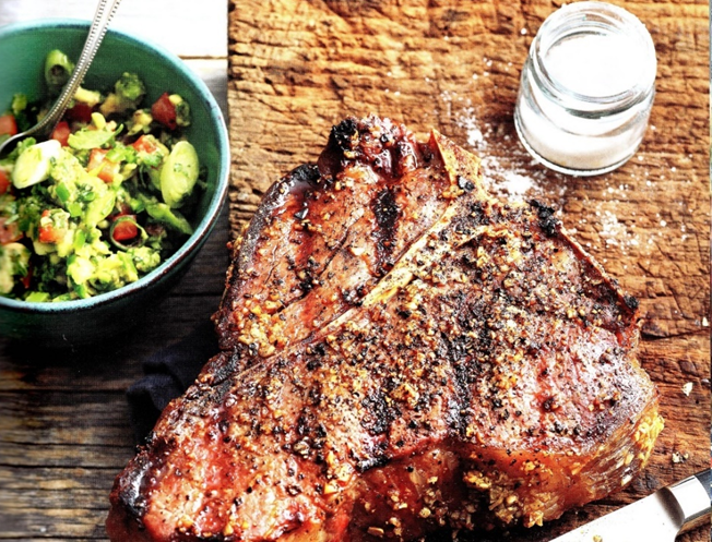 T-bone-steaks med avocadosalsa