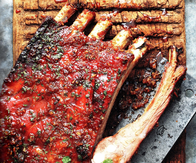 Vietnamesiske spareribs røget over kirsebærtræ