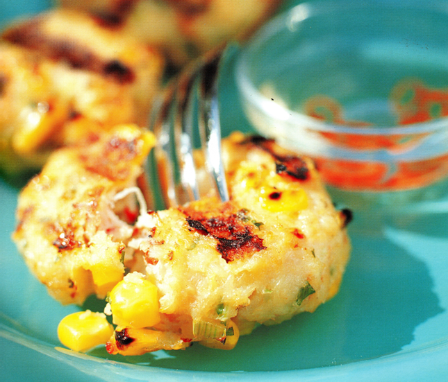 Fiskefrikadeller med krabbekød og chilisauce - og grillABC.dk