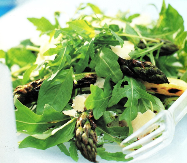 Grillede asparges med rucola og parmesan - og grillABC.dk