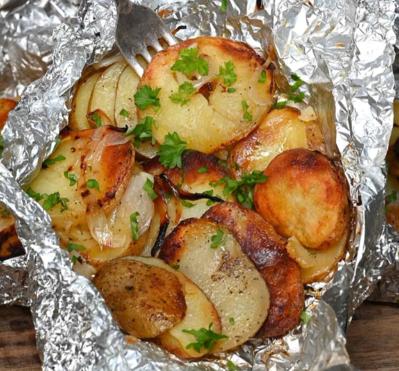 Barbecue-ristede kartofler med løg