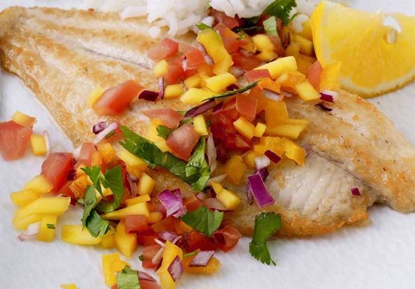 Krydret rødfisk med salsa af mango og rødløg