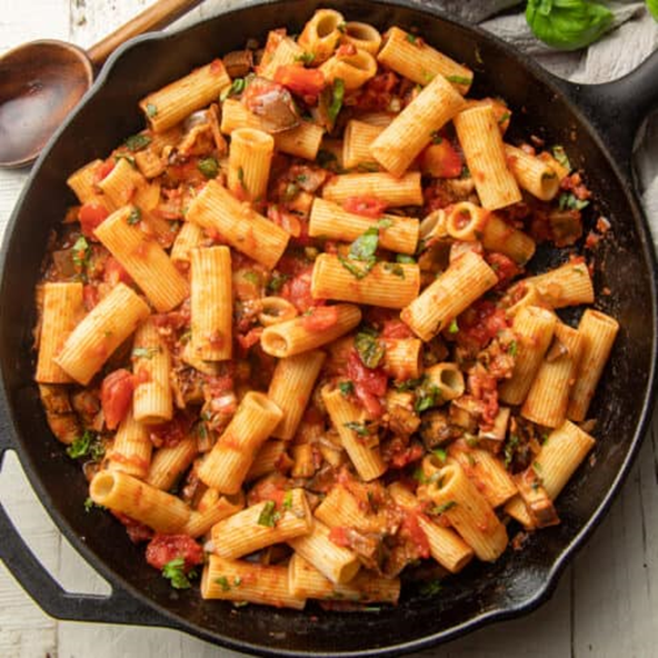 Pastapenne med grillet aubergine og tomater