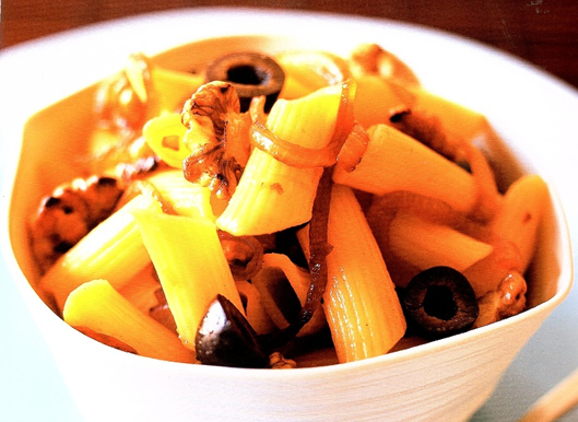 Pastasalat med karamelliserede løg, oliven og valnødder
